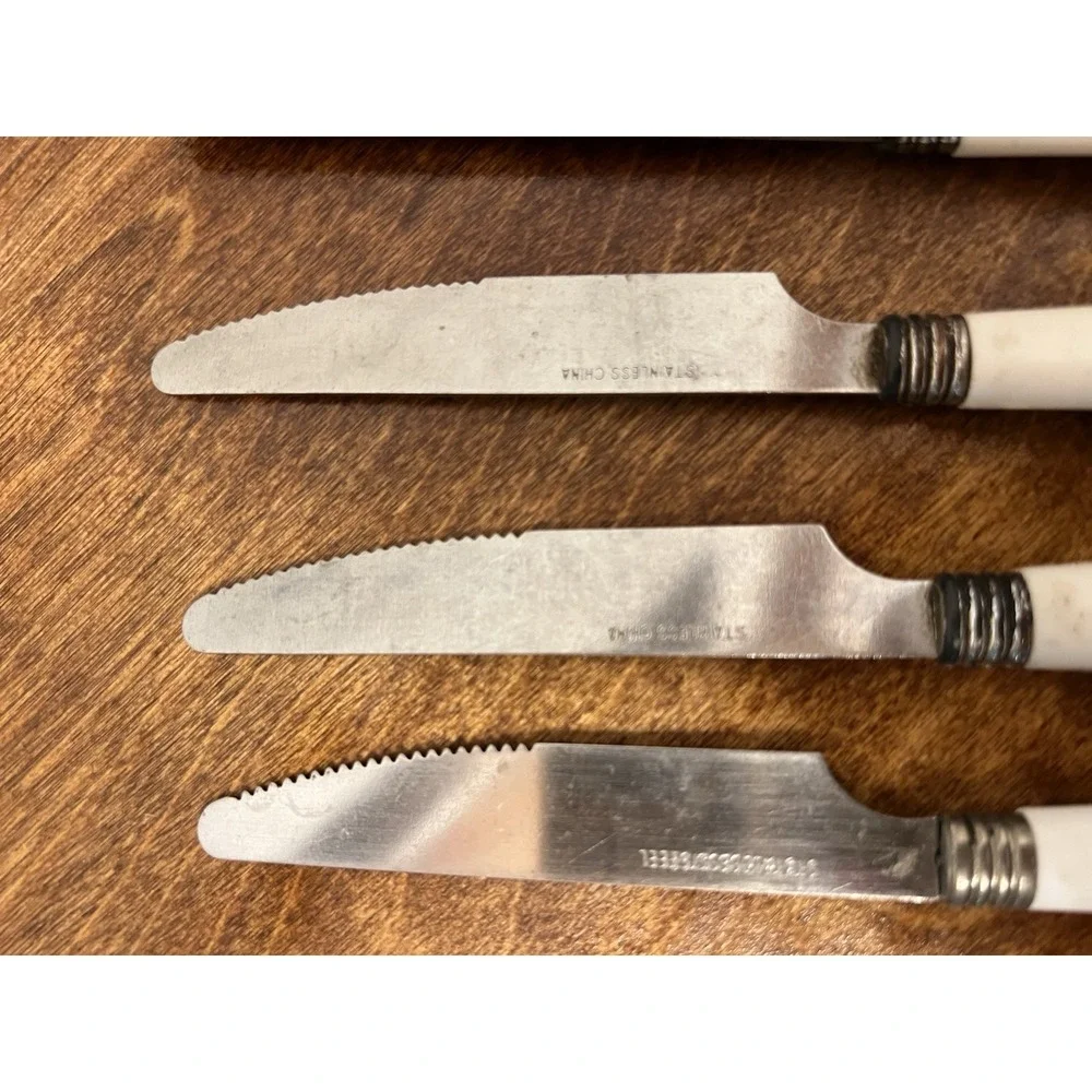 Lot of 4 Deco Stainless Flatware Knives With White Premium Plastic Handles
